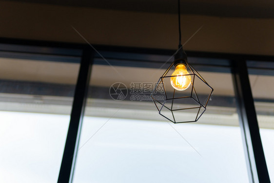 灯泡挂在咖啡店的天花板上图片