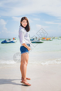 享受海边度假的亚洲女孩图片