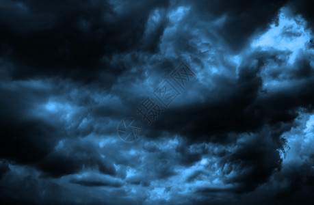 乌云多的暴风黑白天空背景的戏剧天空背景图片