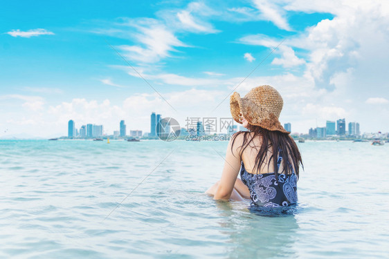美丽的海滩和蓝色天空夏有女人坐在海滩上图片