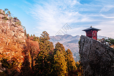 晚上在亚玛德拉的rishakuji寺庙的岩石悬崖上建起的红苏特拉仓库YamgtJpn图片