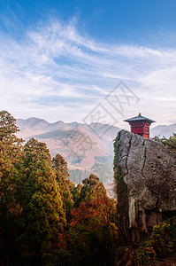 晚上在亚玛德拉的rishakuji寺庙的岩石悬崖上建起的红苏特拉仓库YamgtJpn图片