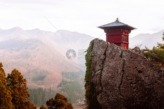 晚上在亚玛德拉的rishakuji寺庙的岩石悬崖上建起的红苏特拉仓库YamgtJpn图片