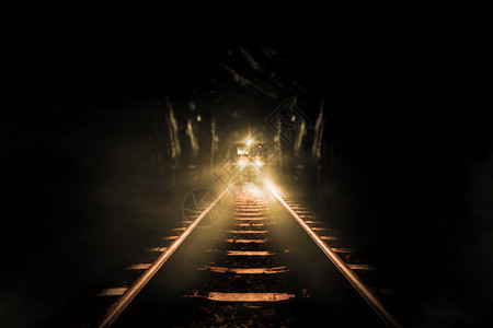 老火车在晚上穿过老隧道图片