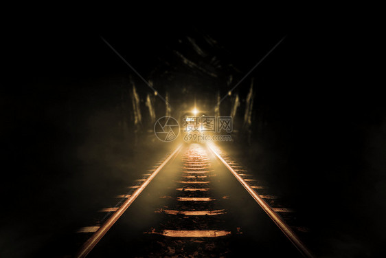 老火车在晚上穿过老隧道图片