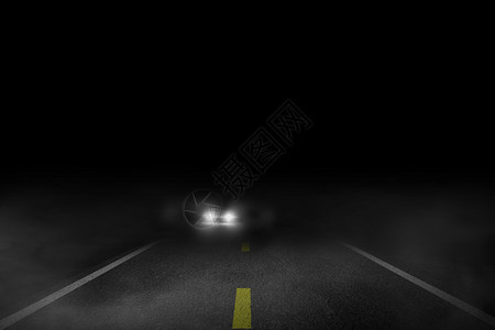 夜晚的汽车在道路上运行图片
