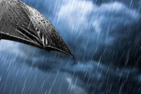 黑伞式概念下的雨滴用于恶劣天气冬季或保护图片