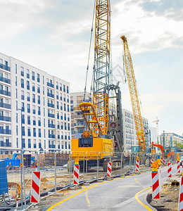 Frankfut德国市区建筑工地的挖掘机起重和建筑设备图片