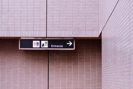 机场信息标志灯箱信号指向厕所终点站入口和餐馆一面有复印空间图片