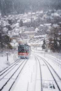 火车在雪轨上攀登滑轮透过窗口观看脱焦图像冬季乐趣恶劣野德意志恶劣的冬季天气图片
