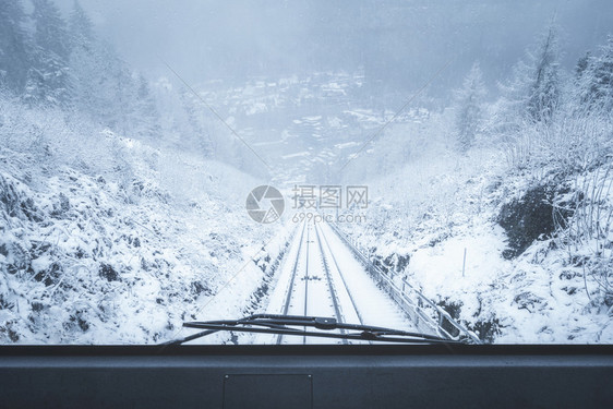 滑轮车挡风玻璃的景加上积雪覆盖的自然景色在恶劣的野黑色森林德国图片