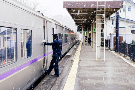 2018年冬季降雪时在onumaken站台列车停靠火指挥员工作人站在trian门前图片