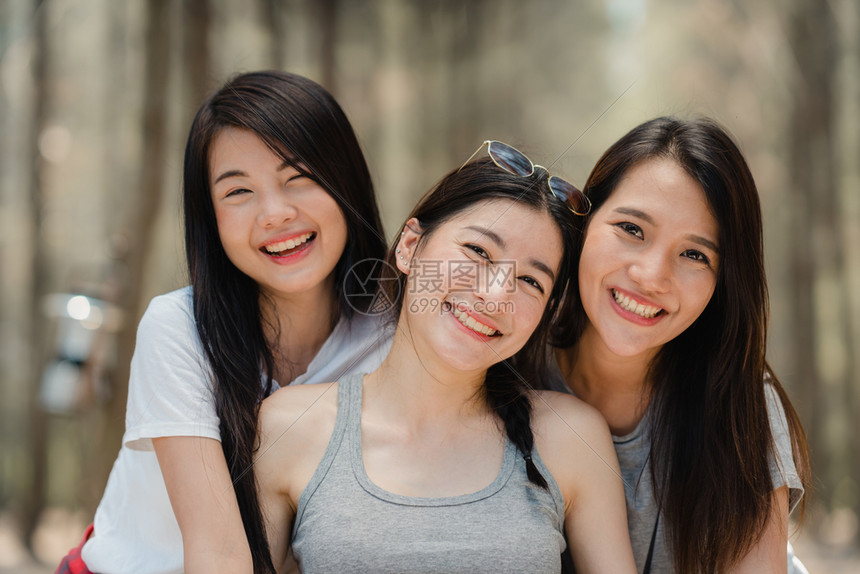 一群年轻的亚洲朋友在森林露营或野餐女在夏天从事探险活动和度假旅行图片