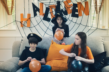 小朋友们准备装饰玩具气球为即将到来的万圣节在家客厅一起玩图片