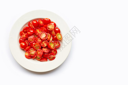 盘中切半的新鲜西红柿视图图片