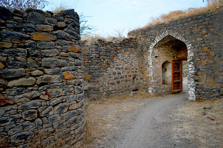 AklujMahrstIndi附近的一个堡垒旧大门图片