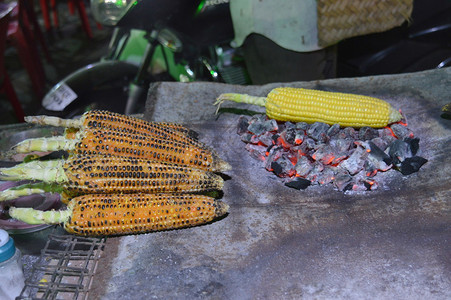 煤火烧烤的玉米图片