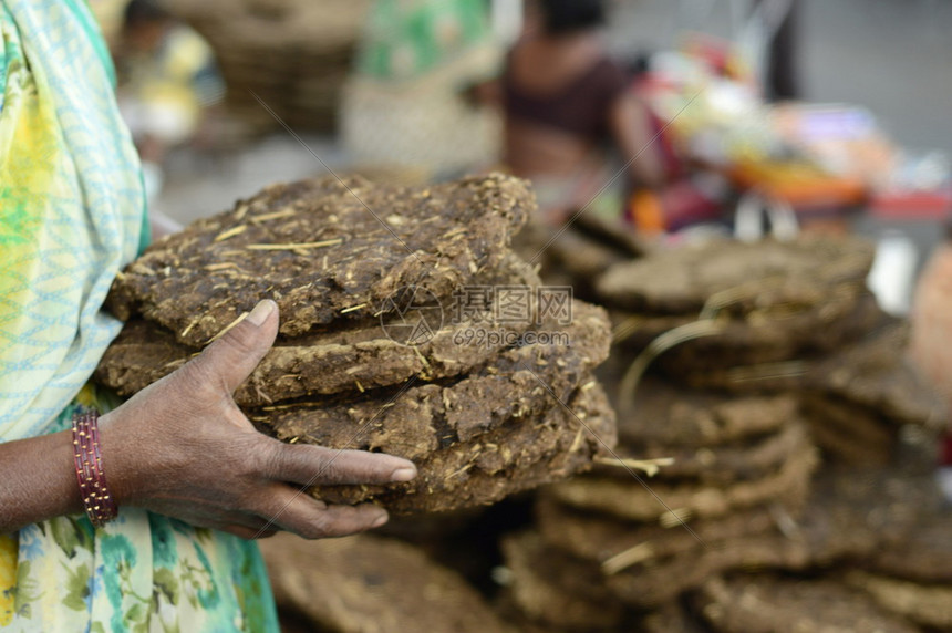 马哈拉施特省邦销售的牛粪饼图片