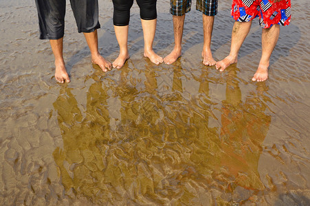 湿脚在沙地上纳加恩海滩马哈拉施特邦图片