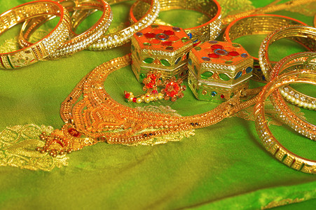 近距离观察印度传统珠宝这些被隔离在绿色沙林上图片