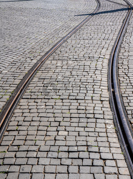在波尔图有轨电车轨道的钢轨曲线设置为石鹅卵石模式波尔图花岗岩鹅卵石路设置钢轨图片