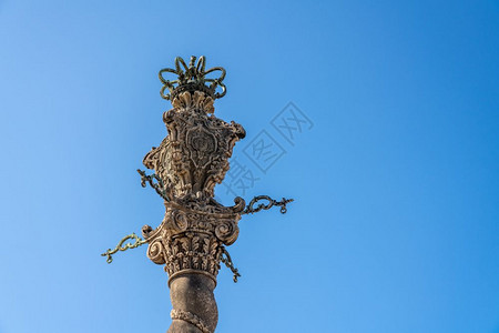葡萄牙波尔图东南部华丽的柱顶或佩洛林霍雕刻的细节波尔图大教堂雕刻柱详图图片