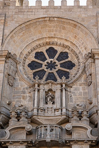 古大教堂主入口或门内正对面的石头雕刻和窗户门外大教堂主入口上方的窗户图片