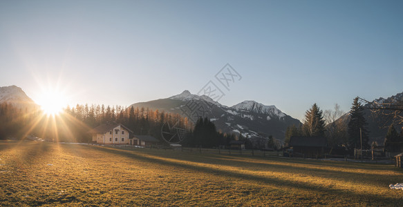 阿尔卑斯山的冬季全景十二月的夜晚阿尔卑斯山村的日落在奥斯特里亚的hrwald冬季高山风景的阳光明亮图片