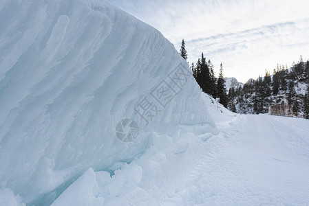 奥斯特里亚山脉冬季风景路边有大雪奥斯特里亚高地有雪路图片