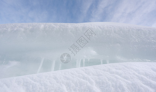 白雪近身流和冰柱近身堆积雪冬季背景图片