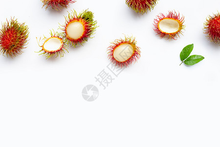 白背景上的红毛丹水果图片