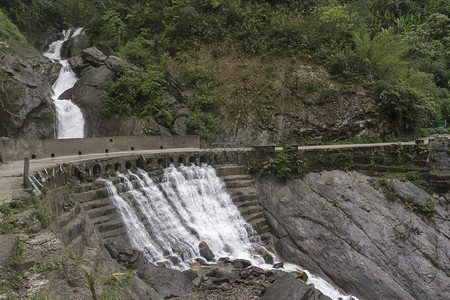 位于锡基姆因迪亚的bangtoklachun公路上的大瀑布图片