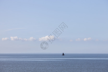 在达特奇州薯兰瓦登海的蓝水上孤单帆船图片