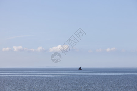 在达特奇州薯兰瓦登海的蓝水上孤单帆船图片