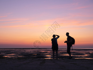 男女用彩色日落摄像头拍照的轮廓图片