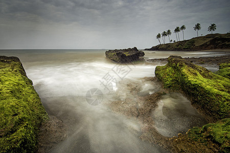 红沙滩全景与椰子树松胡杜尔加mahrstIndi图片