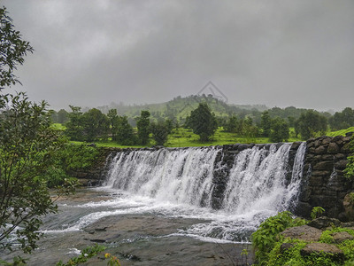 伊迪亚纳西克马哈拉施特邦伊加普里附近的瀑布图片