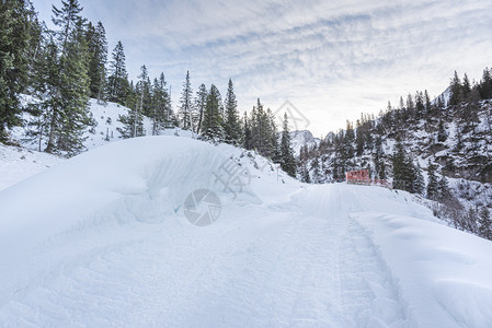 冬季山谷厚厚的积雪图片