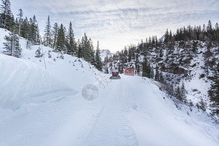 Austrian山上的雪路冬季风景边有雪覆盖道和地图片