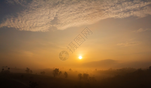 风景照片清晨美丽的海雾图片