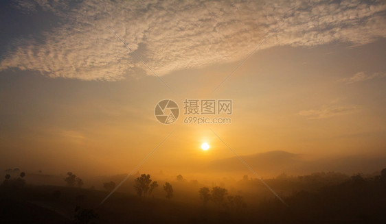 风景照片清晨美丽的海雾图片