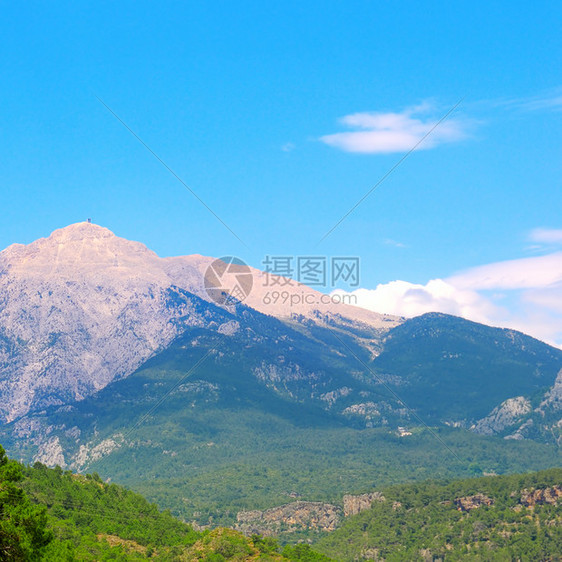 美丽的山地景观和天空概念是旅行图片