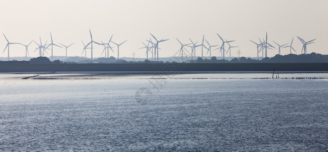 从瓦登海看德国奥斯特弗里斯兰北海海岸风力涡轮机公园的轮廓图片