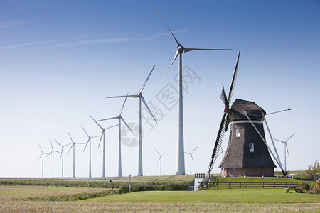 古德老风车和现代力涡轮机在古德省内地青沙叶附近以蓝天为对抗的风力涡轮机和图片