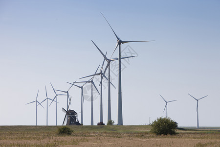古德老风车和现代力涡轮机在古德省内地青沙叶附近以蓝天为对抗的风力涡轮机和图片