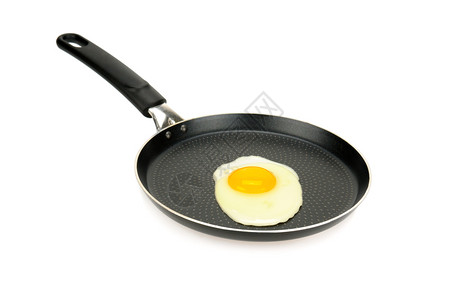 炸鸡蛋在白色背景上隔离的锅里图片