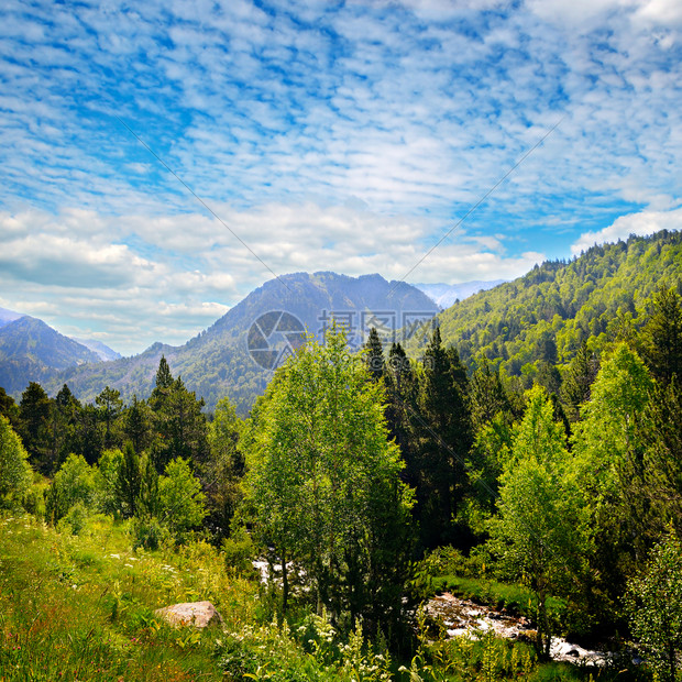 美丽的山地和河流概念是旅行图片