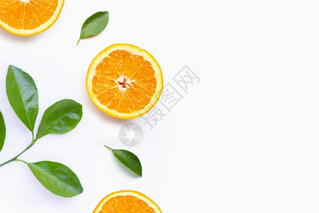 白色背景上的叶子和橙子图片