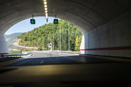 高速公路隧道的标志山路旅行和交通概念从车内看图片