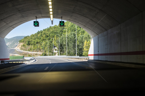 高速公路隧道的标志山路旅行和交通概念从车内看图片